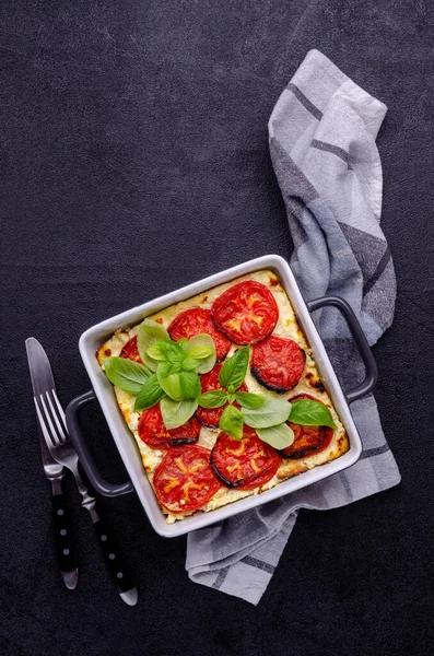 Tomatenstoofschotel Met Kaas Een Stenen Achtergrond Selectieve Focus — Stockfoto