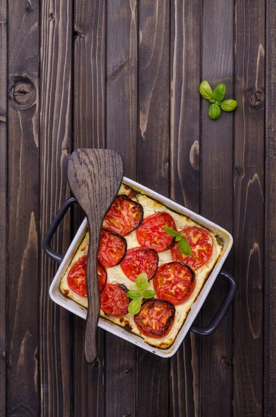 Tomatenstoofschotel Met Kaas Een Houten Ondergrond Selectieve Focus — Stockfoto