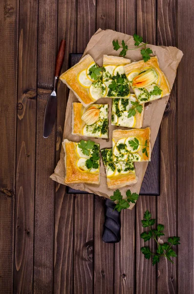 Ronde Groentetaart Met Groene Saus Een Houten Achtergrond Bovenaanzicht Selectieve — Stockfoto