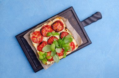 Taş zeminde peynirli domates güveci. Seçici odak.