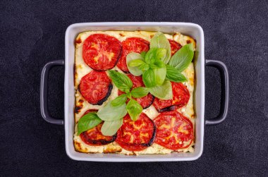 Taş zeminde peynirli domates güveci. Seçici odak.