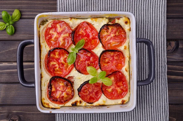 Tomatenstoofschotel Met Kaas Een Houten Ondergrond Selectieve Focus — Stockfoto