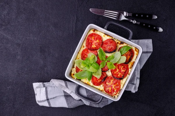 Cazuela Tomate Con Queso Sobre Fondo Piedra Enfoque Selectivo — Foto de Stock