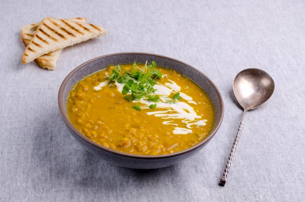 Sopa Grossa Com Lentilhas Legumes Fundo Têxtil Foco Seletivo — Fotografia de Stock