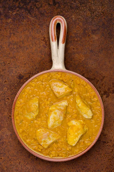 Curry Mit Gemüse Linsen Und Fleisch Auf Altem Metallgrund Selektiver — Stockfoto
