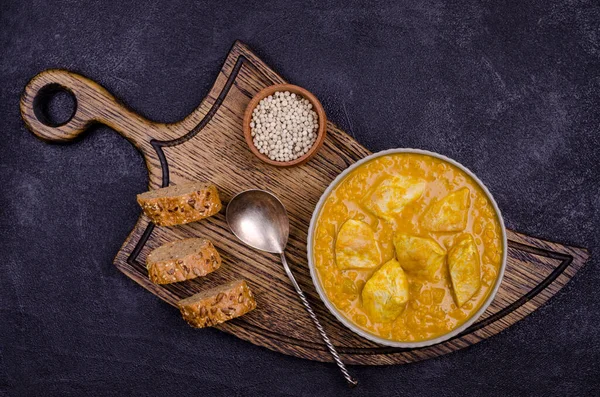 Curry Mit Gemüse Linsen Und Fleisch Auf Schwarzem Steingrund Selektiver — Stockfoto