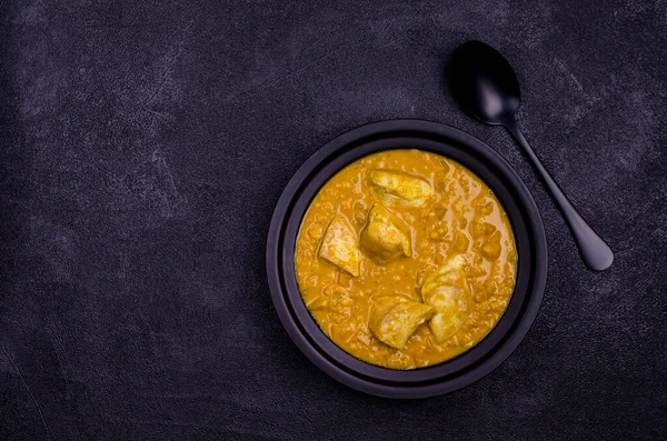 Curry Mit Gemüse Linsen Und Fleisch Auf Schwarzem Steingrund Selektiver — Stockfoto