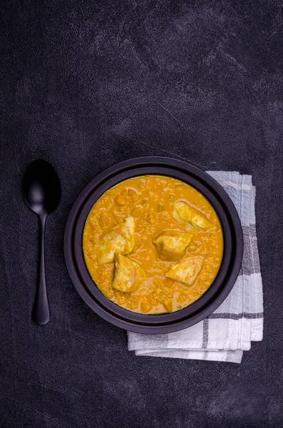 Curry Warzywami Soczewicy Mięsa Czarnym Tle Kamienia Wybiórcze Skupienie Widok — Zdjęcie stockowe