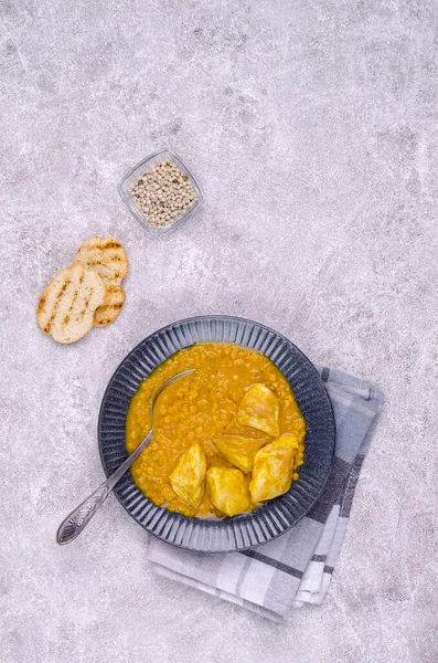 Curry Mit Gemüse Linsen Und Fleisch Auf Grauem Steingrund Selektiver — Stockfoto