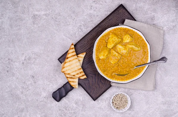 Curry Mit Gemüse Linsen Und Fleisch Auf Grauem Steingrund Selektiver — Stockfoto