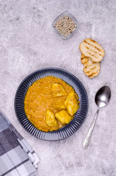 Curry Mit Gemüse Linsen Und Fleisch Auf Grauem Steingrund Selektiver — Stockfoto