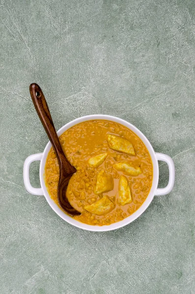 Curry Warzywami Soczewicy Mięsa Zielonym Tle Kamienia Wybiórcze Skupienie Widok — Zdjęcie stockowe