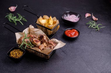 Siyah taşlı arka planda sebzeli kızarmış et dilimleri. Seçici odak.