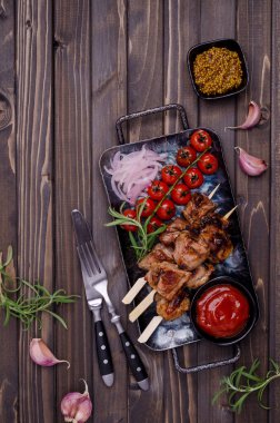 Tahta arka planda sebzeli, baharatlı ve baharatlı et kebabı. Seçici odaklanma. Üst görünüm.