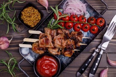 Tahta arka planda sebzeli, baharatlı ve baharatlı et kebabı. Seçici odaklanma. Üst görünüm.