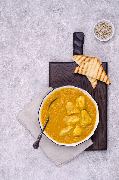 Curry Mit Gemüse Linsen Und Fleisch Auf Grauem Steingrund Selektiver — Stockfoto