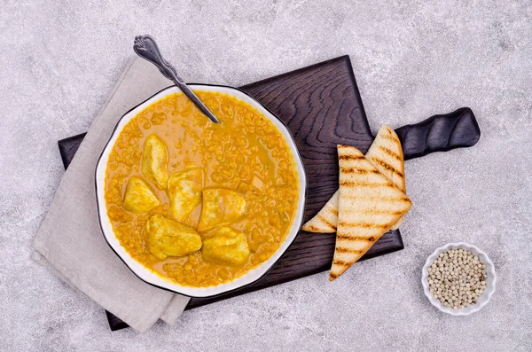 Curry Aux Légumes Lentilles Viande Sur Fond Pierre Grise Concentration — Photo