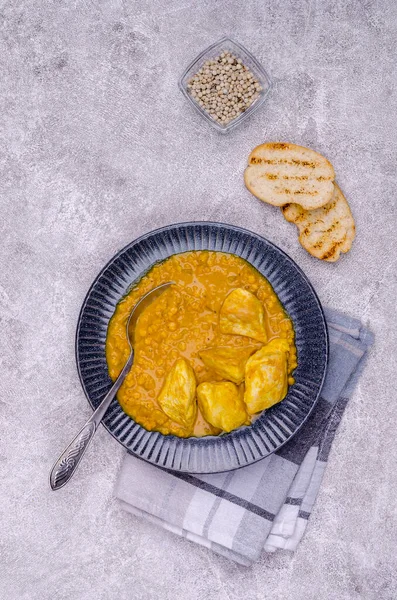Curry Warzywami Soczewicy Mięsa Szarym Tle Kamienia Wybiórcze Skupienie Widok — Zdjęcie stockowe