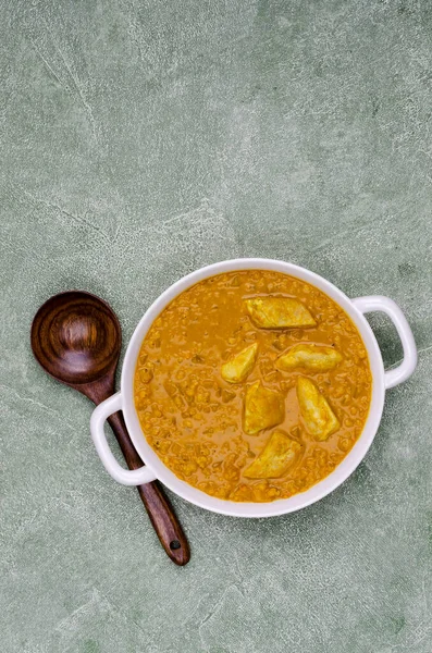 Curry Com Legumes Lentilhas Carne Fundo Pedra Verde Foco Seletivo — Fotografia de Stock