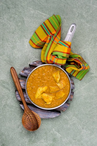 Curry Mit Gemüse Linsen Und Fleisch Auf Grünem Steingrund Selektiver — Stockfoto
