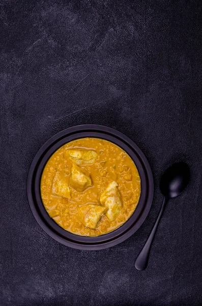 Curry Mit Gemüse Linsen Und Fleisch Auf Schwarzem Steingrund Selektiver — Stockfoto