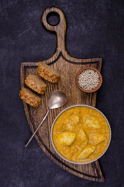 Curry Mit Gemüse Linsen Und Fleisch Auf Schwarzem Steingrund Selektiver — Stockfoto