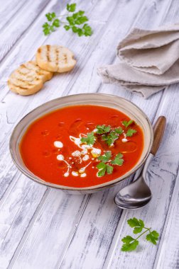 Kremalı, yağlı ve maydanozlu kırmızı püre çorbası. Seçici odak.