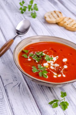 Kremalı, yağlı ve maydanozlu kırmızı püre çorbası. Seçici odak.