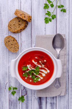 Kremalı, yağlı ve maydanozlu kırmızı püre çorbası. Seçici odak.