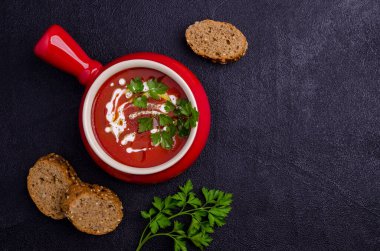 Kremalı, yağlı ve maydanozlu kırmızı püre çorbası. Seçici odak.