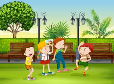 Erkek ve kız maymun parkta oynarken
