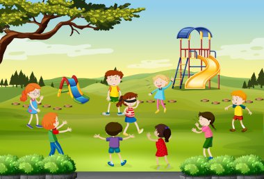 Çocuklar kör oynarken parkta katlanmış