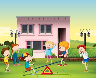 Çocuklar tahterevalli parkta oynarken