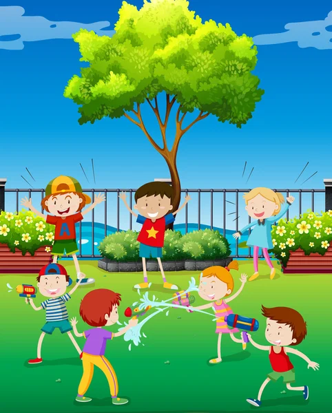 Niños jugando pistola de agua en el parque — Vector de stock