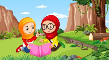 Müslüman çocuklar geleneksel giysiler giyip orman sahnesinde kitap okuyorlar.