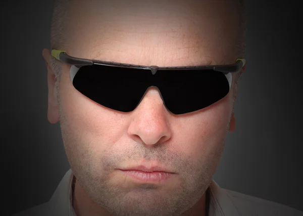 Людина з сонцезахисні окуляри — стокове фото