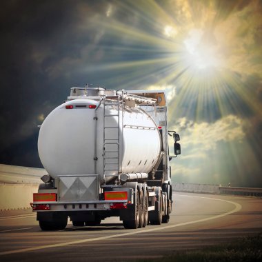 Karayolu üzerinde beyaz tanker kamyon.
