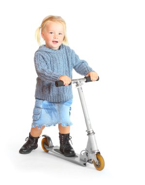 küçük kız onun çocuk scooter sürme. 