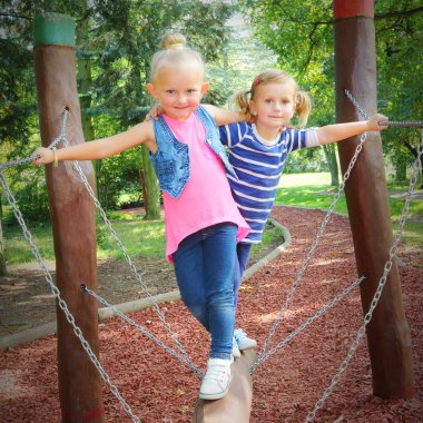 litle çocuklarımız eğlenceli bir bahçe salıncakta.