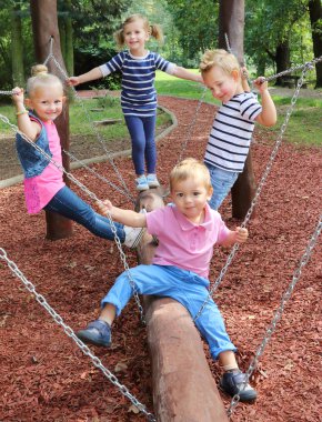 Komik çocuklar bir bahçe salıncak eğlenin.