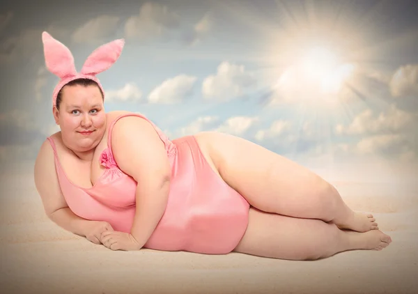 Vrouw Easter Bunny ontspannen op het strand — Stockfoto