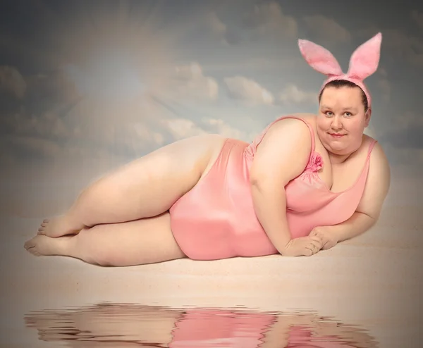 Mujer Easter Bunny relajándose en la playa — Foto de Stock