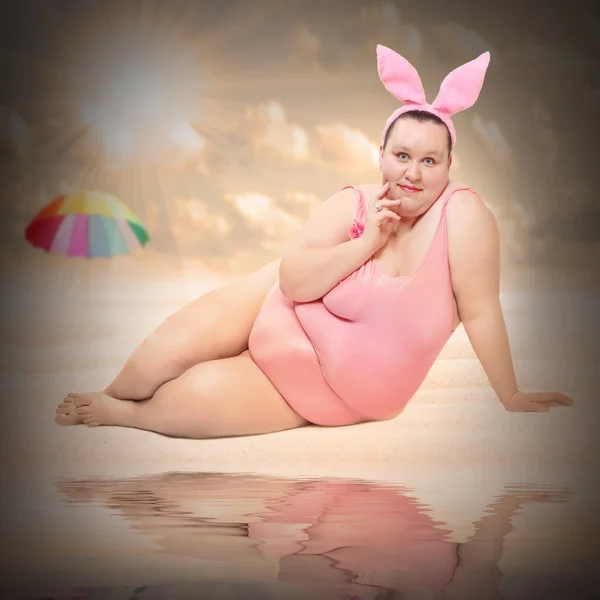 Overweight Bunny relaxing on the beach — Stock Photo, Image