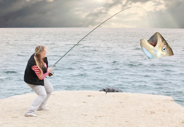 Pescador bem sucedido captura peixe grande — Fotografia de Stock