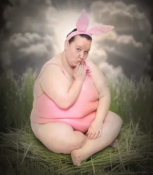 Cartão postal louco Páscoa com mulher com sobrepeso — Fotografia de Stock