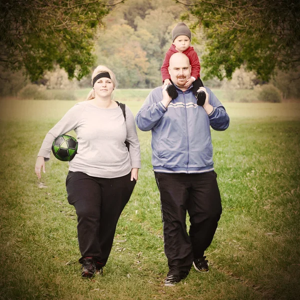 Actieve ouders met haar zoon samen wandelen — Stockfoto