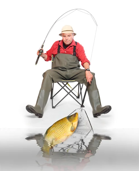Il pescatore con Carpa . — Foto Stock