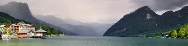 Pemandangan panorama dari Danau Grundlsee dan Totes Gebirge — Stok Foto