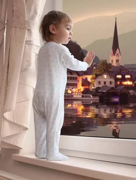 Chłopczyk patrząc na miasta Hallstatt — Zdjęcie stockowe