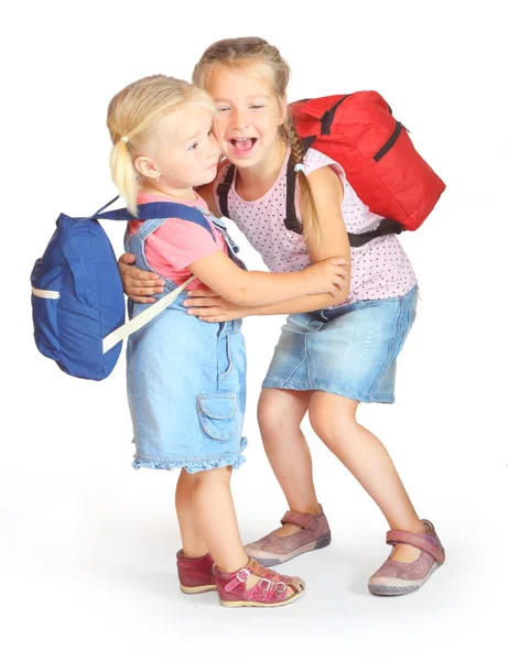 Dvě sestry s školní tašky — Stock fotografie